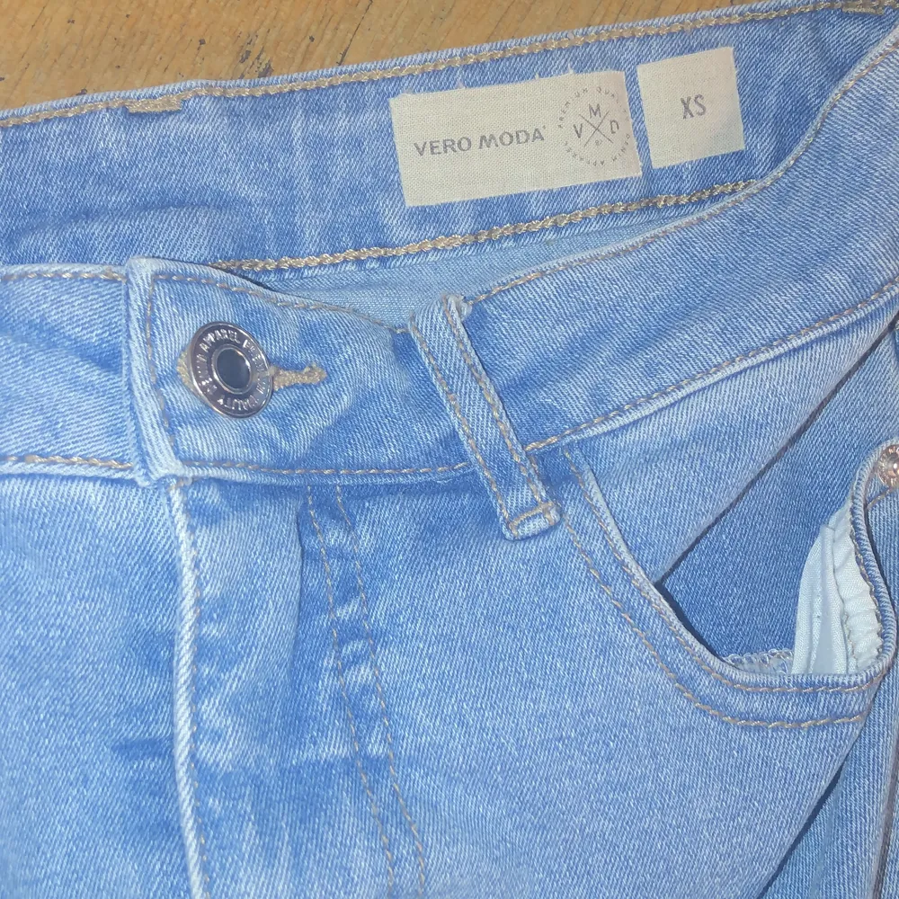 Säljer denna jeans kjolen för endast 20kr, köparen står för frakten. (Jag har klippt den själv i längden ) köpte den i Danmark 2019 och sen dess har jag använt den 2-3 gånger. Storlek XS. Kjolar.