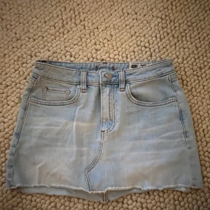 Jeanskjol xs - Jättefin storlek xs men lite för liten på mig. Crocker.