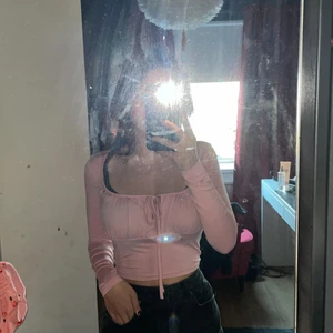 Två tröjor med knyte - DEN SVARTA ÄR SÅLD! Säljer denna rosa tröja då jag inte gillar hur den sitter på mig. Köpte den på shein för ungefär 100kr 