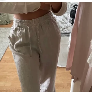 Beige linnebyxor🤍🤍 - (FÖRSTA BILDEN LÅNAD) Skit snygga beige linnebyxor ifrån Missguided🤍 Går verkligen till marken för mig som är 170, man kan ha dem både hög-låg midjade!! Lite genomskinliga så rekommenderar beige eller ljusa underkläder! Köpta här på plick för 250kr. Köparen står för frakten🤍 Skriv gärna privat om ni har några fler frågor🤍🤍