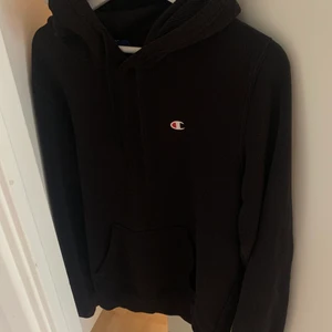 Svart hoodie från Champion - Svart hoodie ifrån Champion, köpt i London, varsamt använd och i fint skick. I storlek S, passar både tjej/kille. Höger armen har fått några fläckar (se på bild 3) men inget som man märker av.