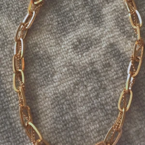 Kedja halsband  - Ett guldigt kedjehalsband! 26kr + 12 frakt = 38kr totalt! OBS allt med frakt på 12kr skickas på samma dag som du betalar<3