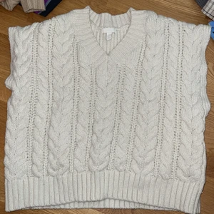 Stickad väst  - ⚠️massförsäljning pga flytt⚠️ super fin stickad väst använd fåtal gånger. Inga bud 