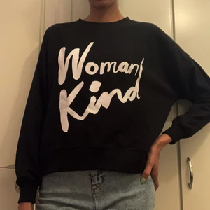 Collegetröja  - Snygg Collegetröja från 5PREVIEW i strl XS, den är lite oversized och jag är 1.85 så den blir lite mindre på mig än någon som är kortare givetvis.  