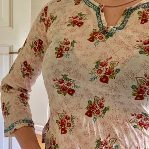 Vintage tröja - Super söt vintage tröja med tryck och pärlor och paljetter från indiska. Barnstorlek (134/140) Men passar mig som S men även för XS! ❤️ Köparen står för frakt! 🥰
