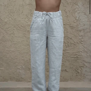 Adsgn linnebyxor - Oanvända linnebyxor från Adsgn, färgen beige och i storlek XS. Säljer pga fel storlek. Säljs för 800kr eller högsta bud och köparen står för frakten. 