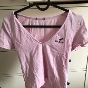 rosa baby tee - kontakta för mer info