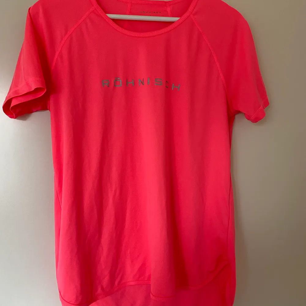 Lysande rosa Röhnisch. Använd två gånger. . T-shirts.
