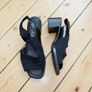 90s klackar - 90s feta klackar från gabor, storlek 7.5 vilket motsvarar 40/41. Små tecken på användning finns🐋