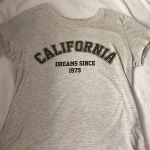 Ginatricot T-shirt Strl XS - Använd T-shirt från Ginatricot men säljes pga för liten. Köparen står för frakten.