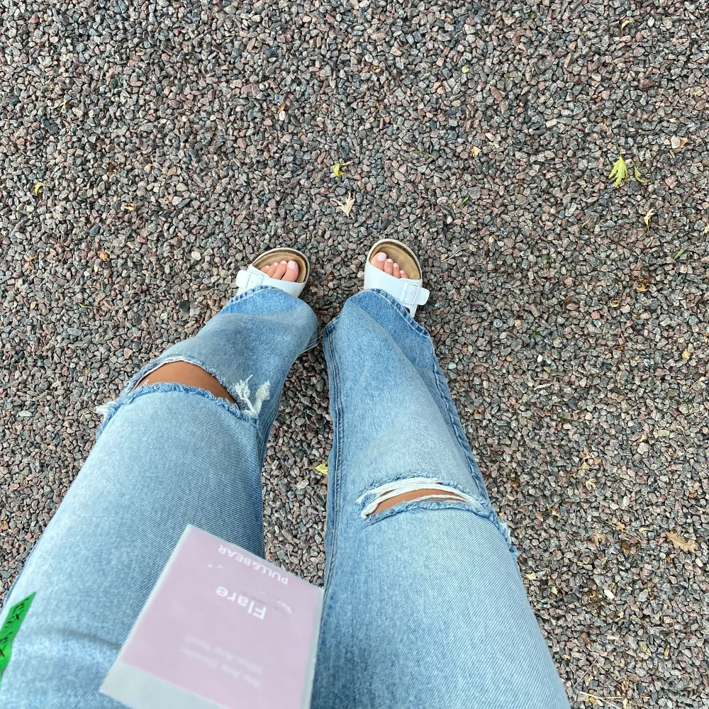 Helt nya jeans från pull and bear! Jättefina men var lite för små för mig, köpare står för frakt🥰. Jeans & Byxor.