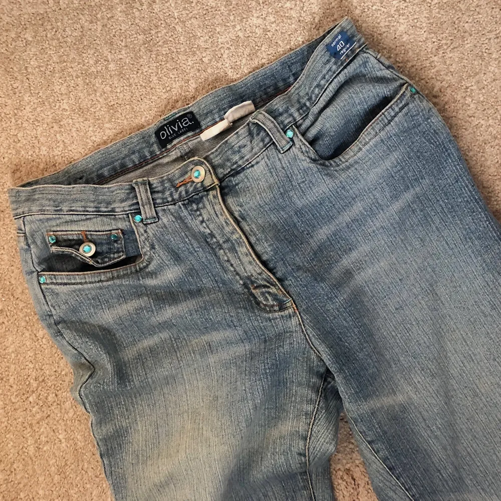 Snygga jeans med lite bootcut, hade jättesvårt att få en bra bild på benen, men passar för någon ca 165cm lång, men de beror helt på hur du vill att dem ska sitta!! Skulle säga att det är storlek S/M i jeansen! :) väldigt y2k!!!!. Jeans & Byxor.