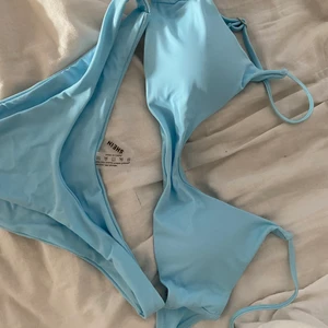 Bikini - Oanvänd ljusblå bikini med borttagbara inlägg i överdelen. Skitsnygg färg i Storlek s