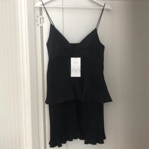 Zara klänning - Säljer min helt nya zara klänning som är slutsåld ! Den är i storlek S!💓