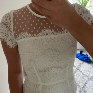 Otrolig spetsklänning från Ida Sjöstedt - Fantastisk klänning från Ida Sjöstedt som köptes för en skolavslutning och har därav bara användts en gång. Finns ingen storlekslapp men skulle säga att den passar en xs/s, dock kanske obekvämt tight på en större s. Nypris 2000