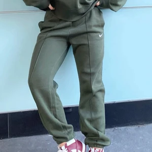 Nike mjukisbyxor  - Coola mjukisbyxor från nike i storlek M. Jag är 175 cm lång. Köpta för 440 så säljer för 266 kr inklusive spårbar frakt❤️‍🔥❤️‍🔥