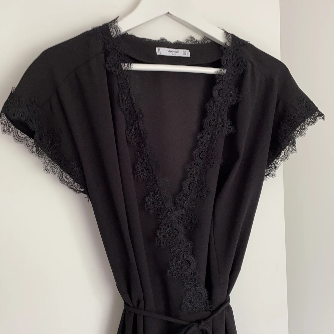 Svart miniklänning från Mango