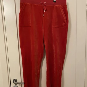 Juicy Couture - Säljer ett par röda juicy byxor i storlek L som sitter som bootcutbyxor, de är i nyskick, samt säljer jag även en vit oversized t shirt från juicy. Den är i storlek s men är lite större i storlek och mig som bär M/L.  Nypris för byxorna ligger på 999kr och t-T-shirten för 569kr.  Paket priset för dessa delar från juicy couture säljer jag för 900kr  Obs! Säljer endast som ett paket och inte delvis.