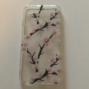 Skal till iPhone 8 - Ett jätte fint skal som passar till iPhone 8. Skalet är blommigt med lite diamanter på. Skalet är i jätte bra skick. Jag säljer för att det inte är min stil. Kontakta mig om frågor eller annat!