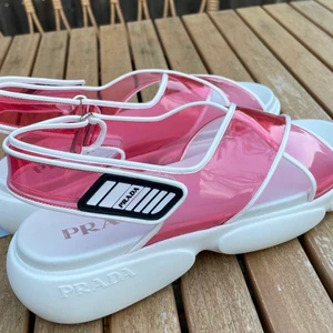Prada sandaler - Fett snygga Prada sandaler!💖 säljer pga fel storlek. Äkta såklart! Pris kan diskuteras 