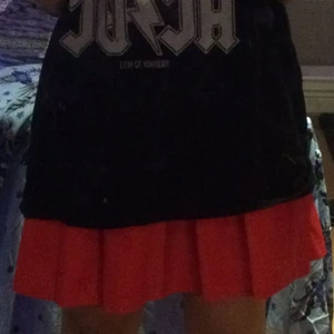 Mini skirt - En söt röd japansk kjol, köpt i Japan från en skol uniform butik. 🎴 sitter superbra på både s och m