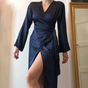 Navy klänning - Omlottklänning från Na-kd, från Hanna Shönbergs gamla kollektion. I nyskick👗
