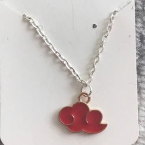 Moln halsband ☁️  - Ett rött moln halsband från någon anime film. ❣️ 20kr + 12kr frakt = 32kr totalt!❣️ skickas samma dag som du betalar så ingen väntetid 