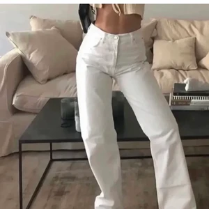 Vita Jeans zara - Aldrig använda pga fel storlek, lånad bild❤️ tror modellen är 90s full length!