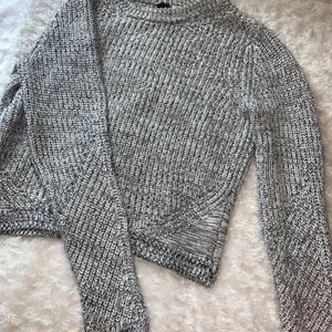 Stickad tröja  - Stickad tröja från H&M i storlek S men passar även XS, använder aldrig längre. Köpare står för frakt💞☺️