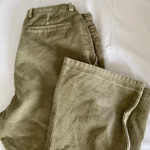 Manchester byxor  - Så fina olivgröna manchester byxor köpta secondhand. De är lågmidjade och har raka ben. Det står ingen storlek men passar mig som har strl 26-27 och är 167 lång💖 skriv om du vill ha fler bilder/undrar något!