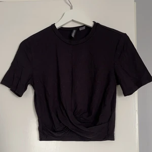 Croppad tröja  - Croppad tröja från HM, storlek s. Snygg detalj i midjan. Köparen står för frakten 🥰