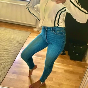 HALLIE jeans  - Varan är i bra skick, mycket bekväma. Rekommenderar att köpa dem (sänkt priset)
