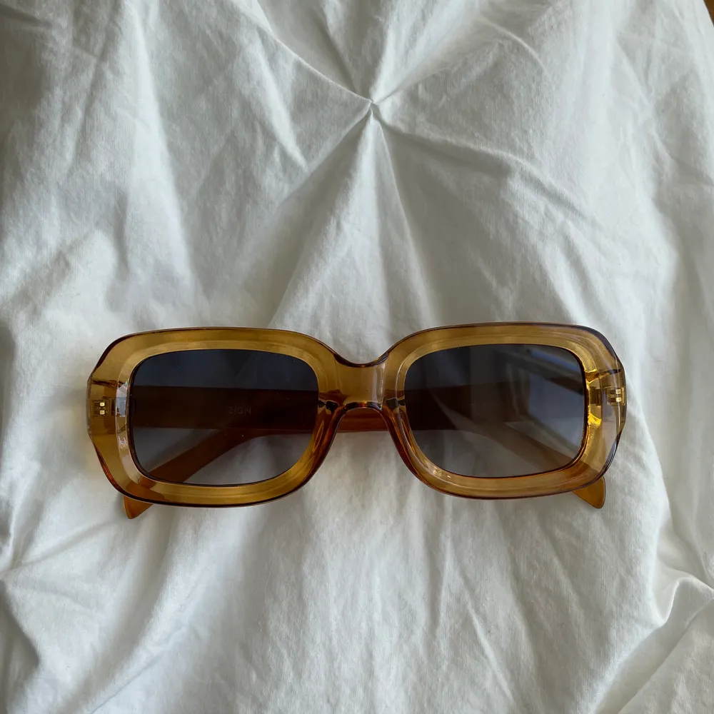 Säljer mina ZIGN solglasögon då dom inte används, knappt använda! Dom har gul båge med blått glas. Köpare står för ev frakt  . Accessoarer.