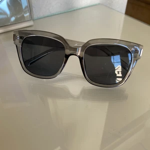 Solglasögon - Säljer ett par solglasögon från Shein. Dem är som på bild, men jag gillar när solglasögon är oversized, dessa är mer normala. Fodral kommer självklart med, använda typ 1 gång.✨