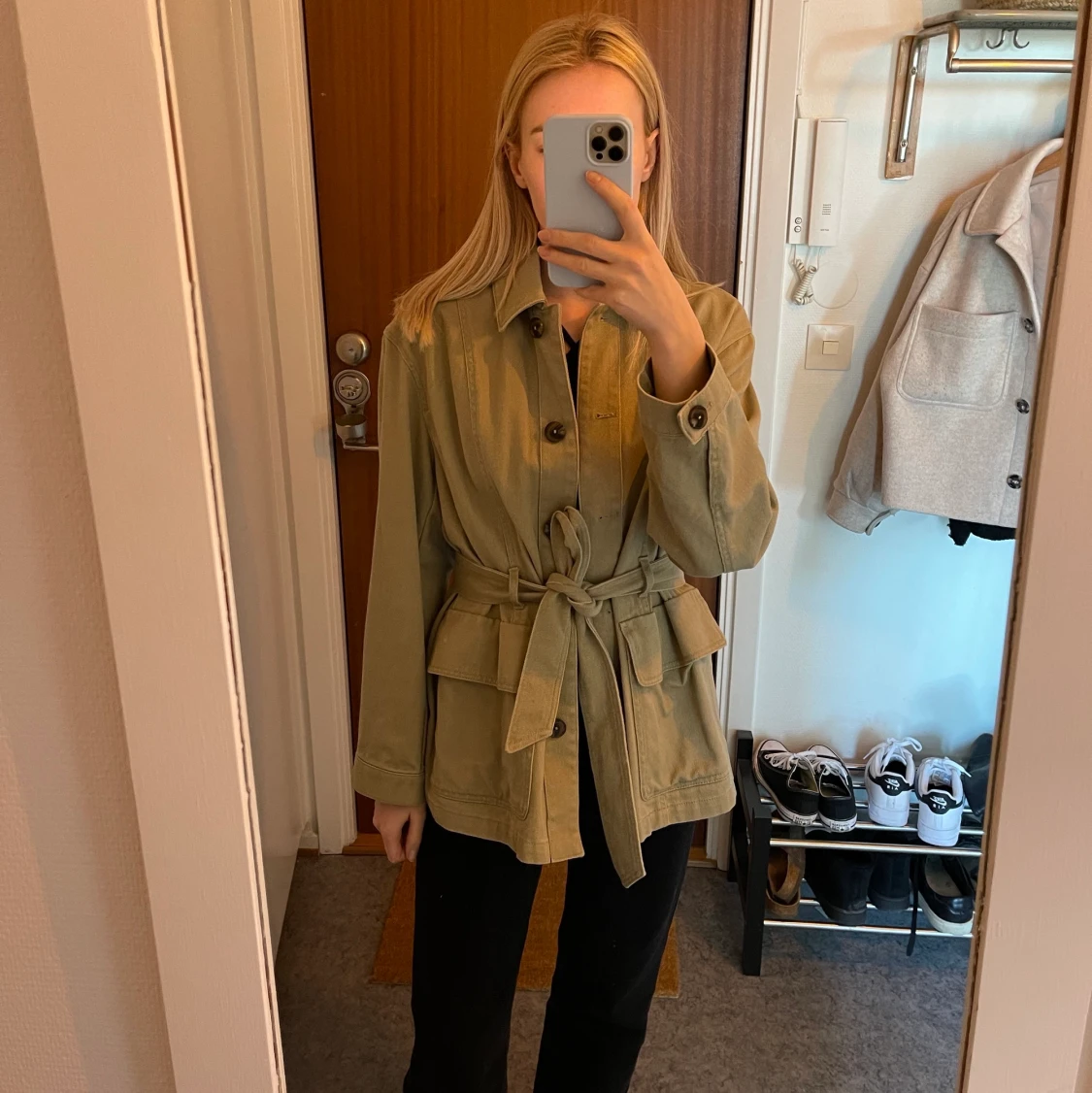 Beigegrön cargo jacka från H&M