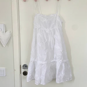 klänning - söt klänning med super snygga detaljer. från & other stories. köpte igentligen för 600kr. frakt ingår ej 💗 