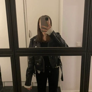 Skinn jacka från bikbok strl xs - Köpte denna jacka för cirka 1år sedan och den är använd bara några få gånger och är därmed i nyskick. Jag köpte den för 600kr i butik. Första bilden är hur den sitter på mig och andra bilden är på modellen. 