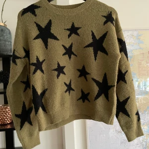 Tjock tröja med stjärnor - En grön stickad tröja med stjärn mönster i storlek small. Inga tecken på användning finns. Har endast använt den ett fåtal gånger. Paket skickas samma dag som betalning är mottagen. Vid frågor vänligen kontakta via meddelande.