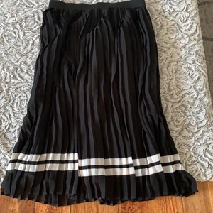 Kjol - Svart kjol pliserad