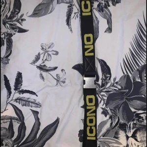 Buckle belt - En jätte fin bälte som liknar offwhite bältet. Den har inte använts alls utan bara legat runt. 