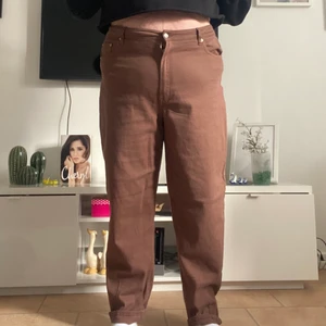 Chokladbruna jeans storlek 50 - Storlek 50, lite längre i benen. Använd fåtal gånger. Säljer pga att de är lite för stora 