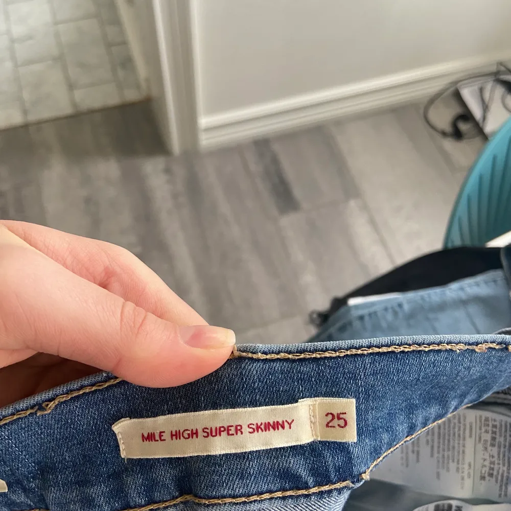 Fina blåa jeans i ett stretchigt material från Levi’s i full length på mig som är 173. Har tidigare kommit till stor användning men har inte kommit till användning på ett bra tag. Fina jeans i en fin blå färg som ordinarie kostar ca 1100. Köparen står för frakten och pris kan diskuteras❤️‍🔥. Jeans & Byxor.