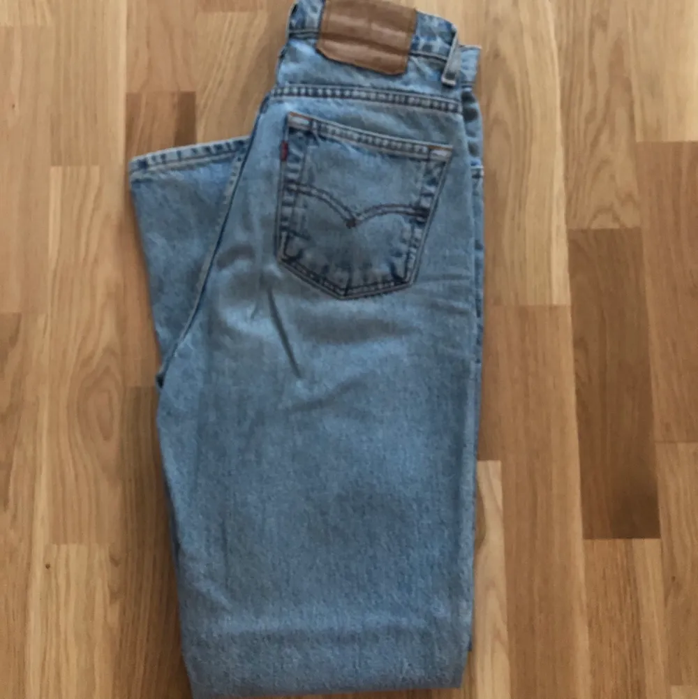 Levi’s jeans inköpta från en vintage butik i Australien!🌞  Kommer tyvärr inte längre till användning. Storleksmässigt : Jag är 164cm & skulle säga att de är perfekta längdmässigt. I övrigt skulle jag säga att det passar en S/M i waist. Köpta för 1050, säljs för 500kr. Jeans & Byxor.