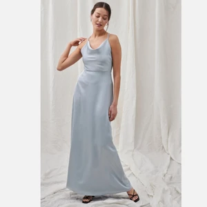 Balklänning  - Säljer min ljusblåa balklänning i satin, använd endast 1 gång! Buda gärna, startbud=450kr(nypris 1000kr)💕