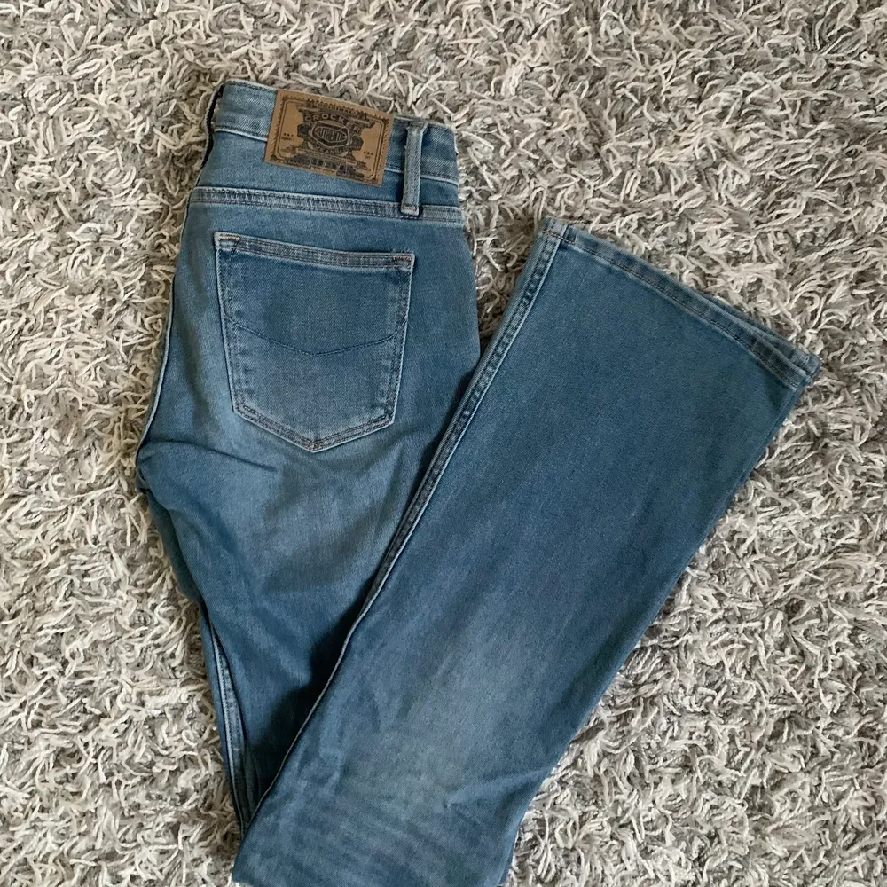 Säljer dessa lågmidjade crocker jeans i storlek W25/L33. Säljer då de blivit för små för mig.💓. Jeans & Byxor.