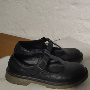 Läder sandaler size 36 - Läder sandaler, hyfsat bra skick, passar till tjol och byxor. Kan både ha på vinter och sommar. 