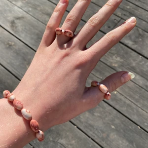 Pärlarmband med gratis frakt🌻 - Fint smyckesset med träpärlor som jag har gjort själv!🌻Passar så bra till det mesta. Tråden är elastisk och passar därför alla. Hör av dig om du har mer frågor. Hela settet kostar 55 kr tillsammans. ⚡️FRAKTEN ÄR GRATIS!⚡️