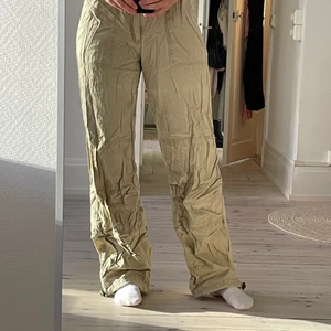 Cargopaaants - Fett snygga cargopants. Ganska tunna och jättesköna!! I mycket fina skick! Sitter lowwaist på mig!