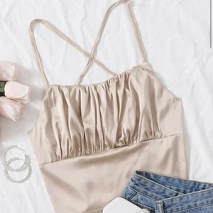 Linne  - Storlek M men liten i storleken som en S, 50kr frankt tillkommer på 24kr, Endast testad, skriv privat för fler bilder☺️