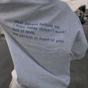 Hoodie - Säljer denna fina hoodie eftersom jag har en exaxt lika dan fast en stl mindre. Denna är alltså helt oanvänd och lappen är kvar. Hoodien är ganska tunn i materialet men perfekt nu inför sommaren🤩 Den är som sagt oanvänd men önskas egna bilder med den på kan jag fixa det💫 Startar budgivning om fler är intresserade